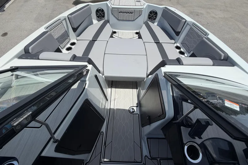 Slide: The Image of De afbeelding toont de cockpit van een 2024 Yamaha 222XD boot met grijze bekleding en moderne details. - 38