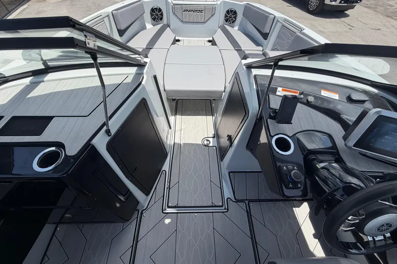 Slide: The Image of De afbeelding toont de cockpit van een 2024 Yamaha Boats 222XD met moderne bedieningselementen en grijze bekleding. - 29