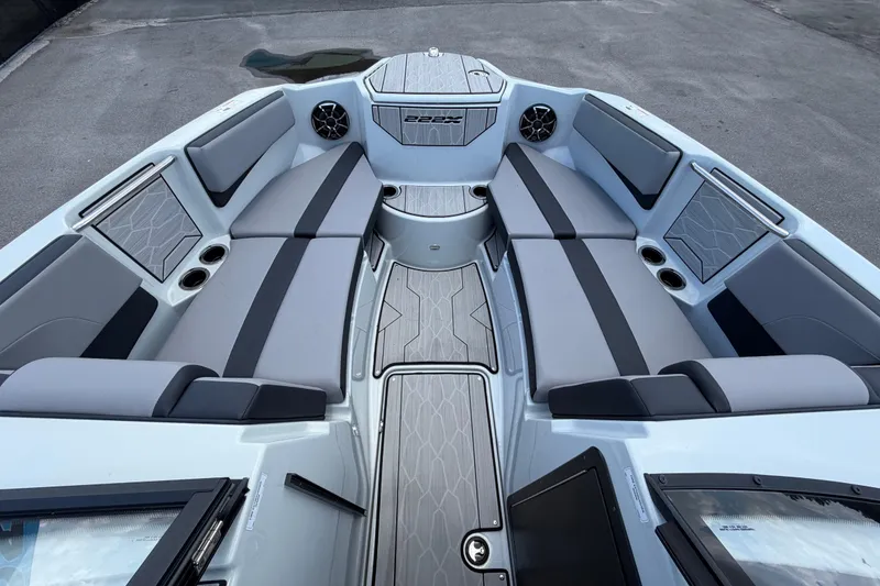 Slide: The Image of Das Bild zeigt den Bugbereich eines 2024 Yamaha Boats 222XD mit grauen Polstern und Lautsprechern. - 40