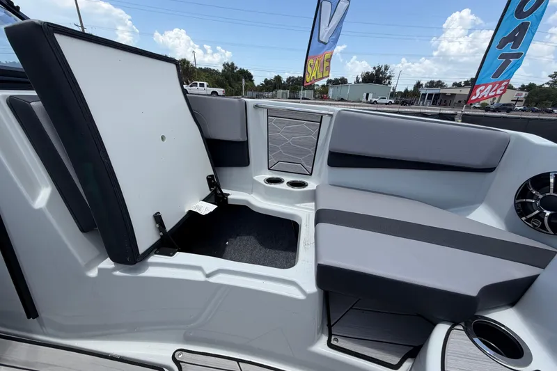 Slide: The Image of De afbeelding toont het interieur van een 2024 Yamaha 222XD boot met grijze bekleding en opbergruimte. - 42