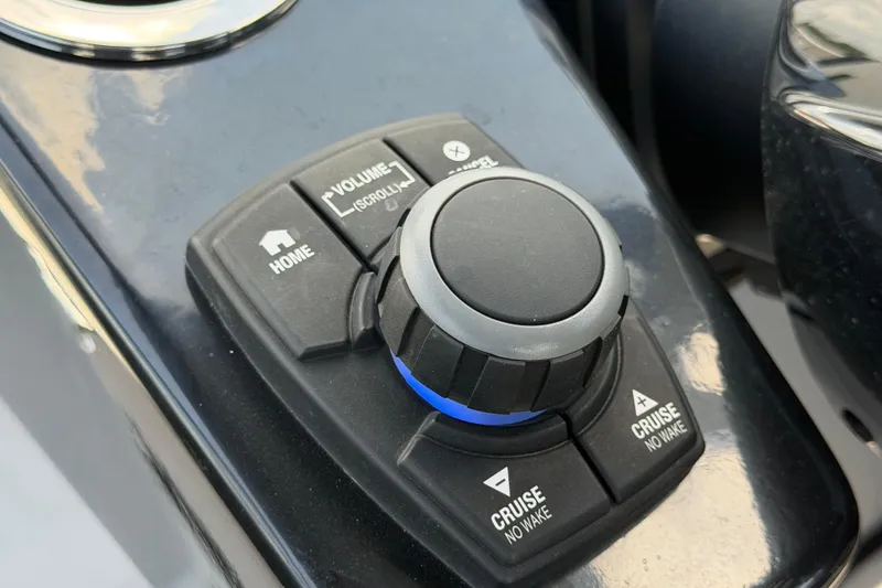 Slide: The Image of Primer plano de un mando en un barco Yamaha 222XD, con control de volumen y crucero. - 24