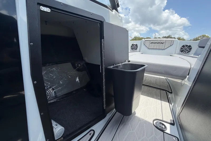 Slide: The Image of La imagen muestra el interior de un barco Yamaha 222XD 2024 con área de almacenamiento y asientos. - 31