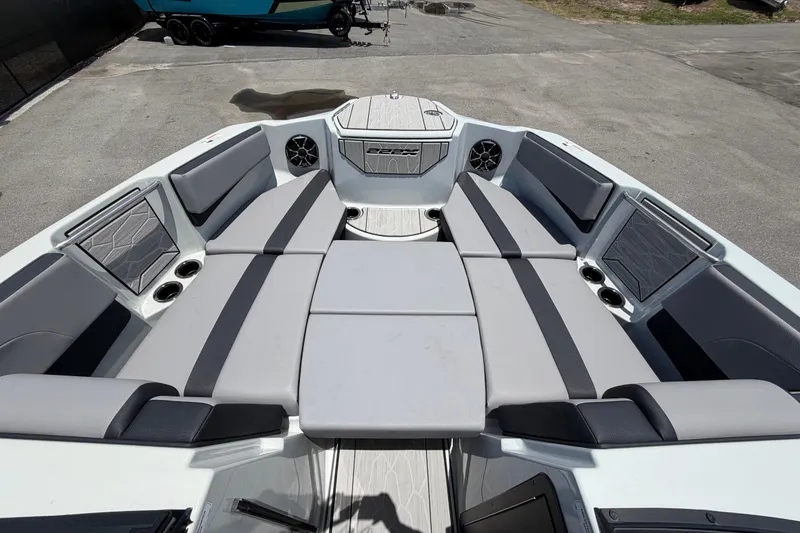Slide: The Image of L'immagine mostra il pozzetto spazioso di uno Yamaha Boats 222XD 2024 con rivestimenti grigi. - 39