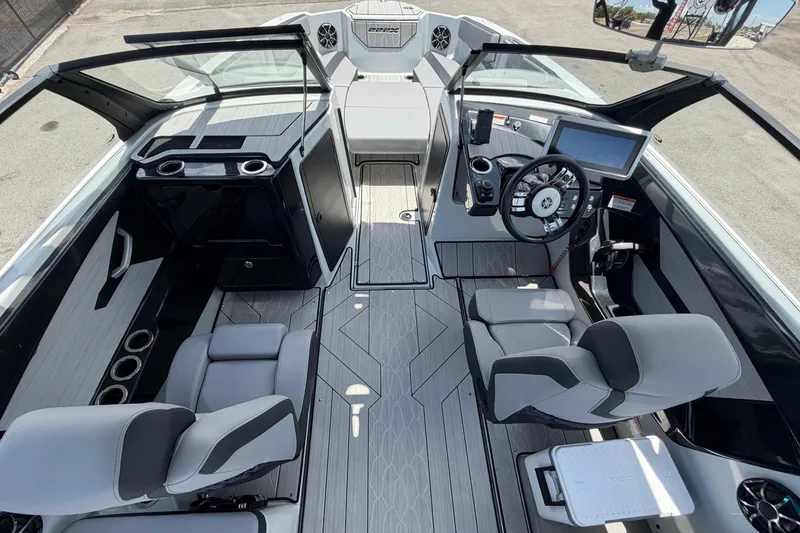 Slide: The Image of L'image montre le cockpit d'un Yamaha Boats 222XD 2024 avec des sièges modernes et une station de pilotage. - 15