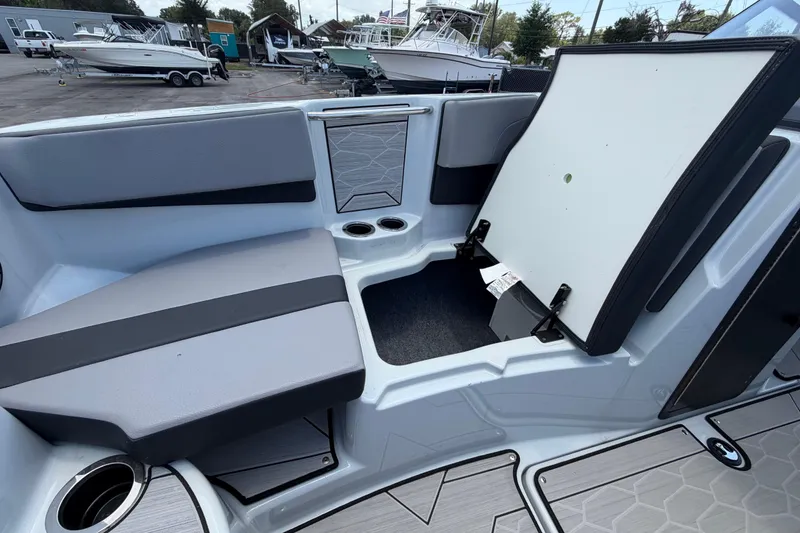 Slide: The Image of De afbeelding toont het interieur van een Yamaha 222XD boot uit 2024 met grijze bekleding en opbergruimte. - 47
