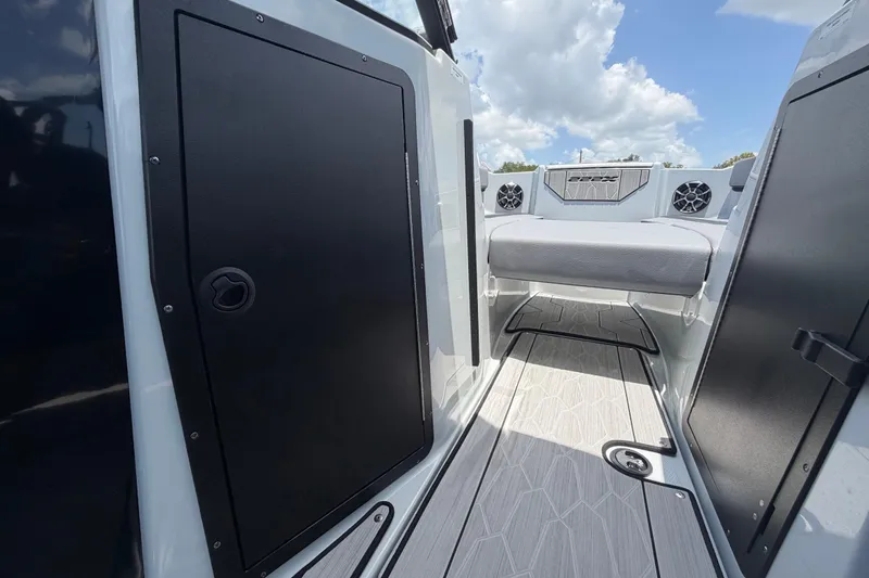 Slide: The Image of Das Bild zeigt das Innere eines Yamaha 222XD Bootes von 2024 mit grauen Polstern und Lautsprechern. - 30