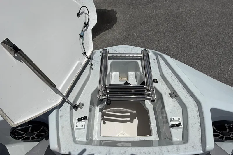 Slide: The Image of Il Yamaha 222XD 2024 presenta un portello di prua aperto con una scala integrata. - 45