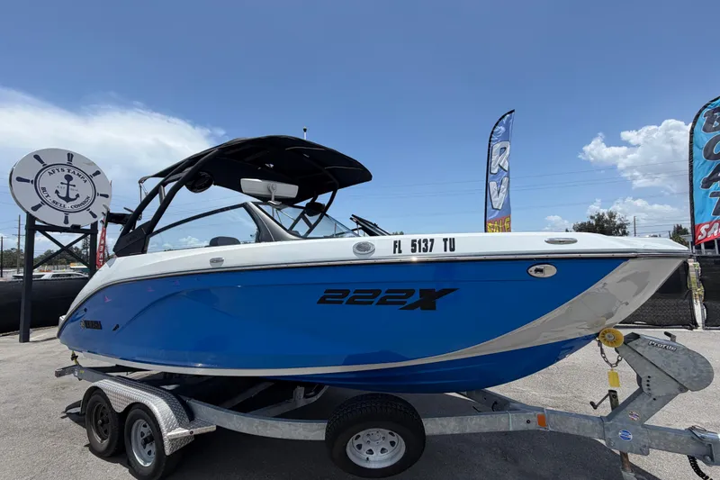 The Image of Ein blau-weißer Yamaha 222XD Boot von 2024 steht auf einem Anhänger unter freiem Himmel. - 0