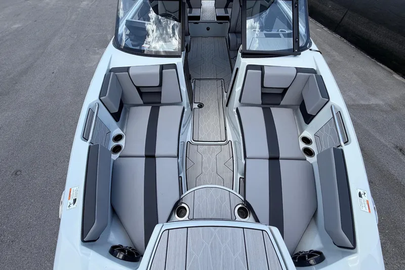 Slide: The Image of L'immagine mostra il cockpit di uno Yamaha Boats 222XD 2024 con rivestimenti grigi e dettagli moderni. - 49