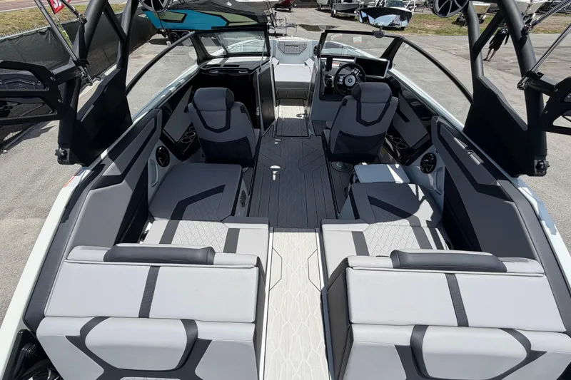 Slide: The Image of Das Bild zeigt das Innere eines 2024 Yamaha Boats 222XD mit modernen Sitzen und einem stilvollen Design. - 13