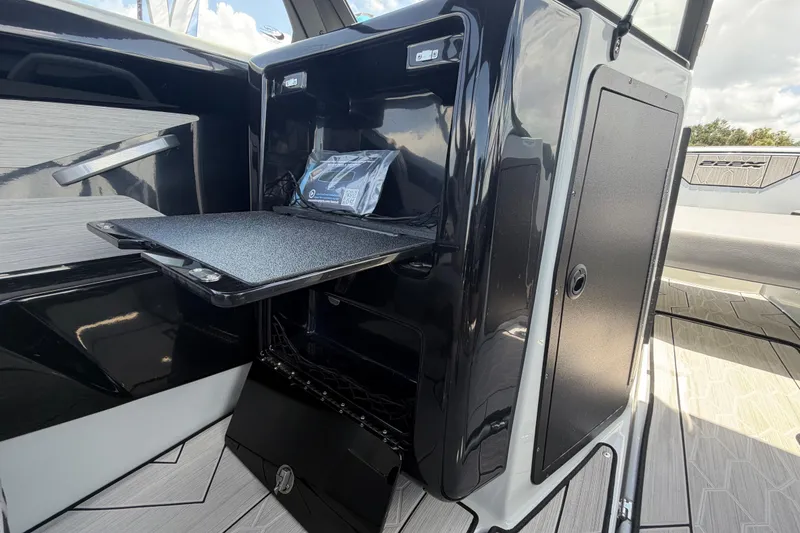 Slide: The Image of Das Bild zeigt den Innenraum eines Yamaha 222XD Bootes von 2024 mit einem schwarzen Schrank. - 19