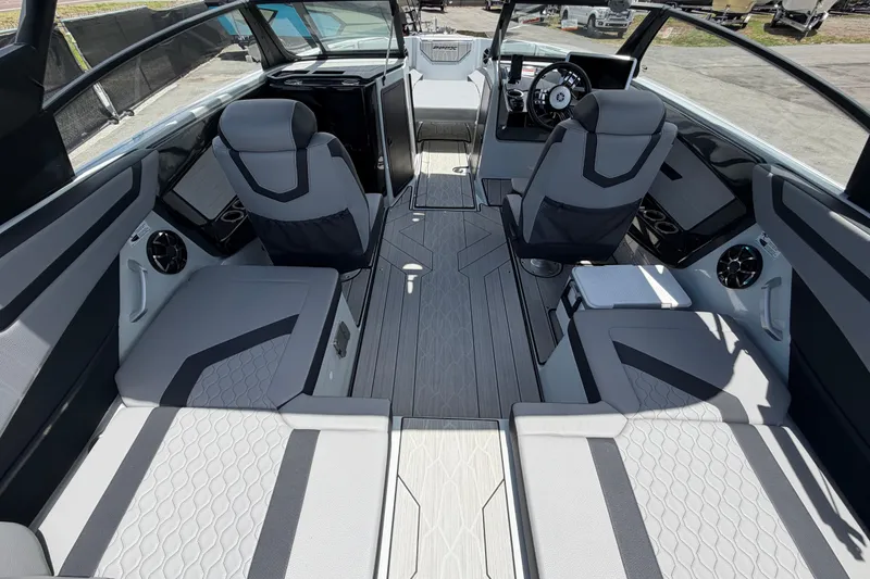 Slide: The Image of Das Bild zeigt das Innere eines 2024 Yamaha Boats 222XD mit modernen Sitzen und einem Steuerstand. - 14