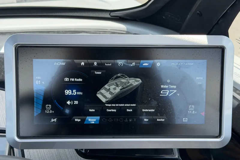 Slide: The Image of L'image montre un écran de bateau moderne avec des informations comme la radio FM, la température de l'eau et l'état de la batterie. - 26