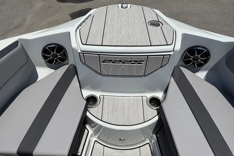 Slide: The Image of Das Bild zeigt den Bugbereich eines 2024 Yamaha Boats 222XD mit grauen Polstern und Lautsprechern. - 44