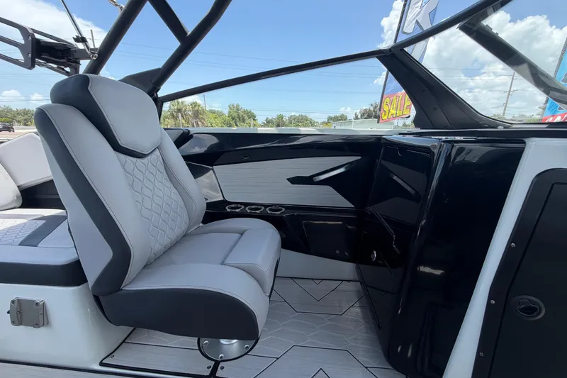 Slide: The Image of L'interno di uno Yamaha Boats 222XD 2024 con rivestimenti grigi e accessori moderni. - 17