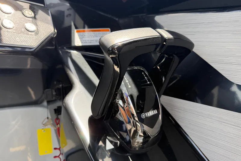 Slide: The Image of Close-up van de gashendel op een 2024 Yamaha 222XD boot, met een strak ontwerp. - 28