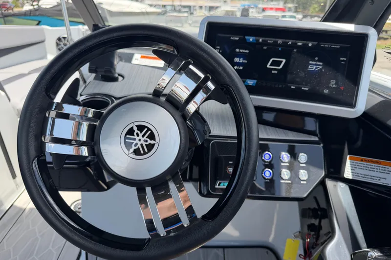 Slide: The Image of De afbeelding toont het stuur van een Yamaha 222XD boot met een modern display en bedieningselementen. - 23