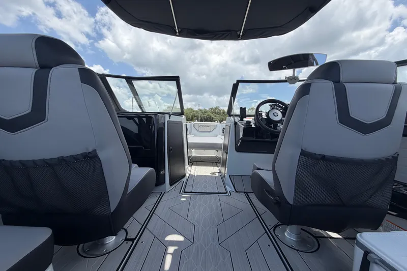 Slide: The Image of Das Bild zeigt das Cockpit eines 2024 Yamaha 222XD Bootes mit modernen Sitzen und einem Steuerstand. - 16
