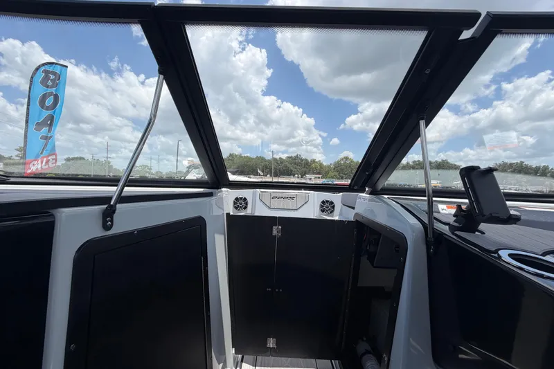 Slide: The Image of L'immagine mostra il cockpit di una barca Yamaha 222XD del 2024 con vista chiara e cielo azzurro. - 37