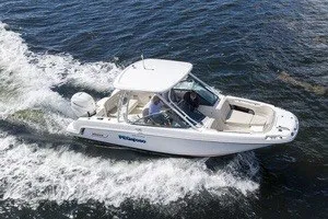 Slide: The Image of Ein Boston Whaler 230 Vantage von 2016 fährt auf dem Wasser mit hoher Geschwindigkeit. - 2