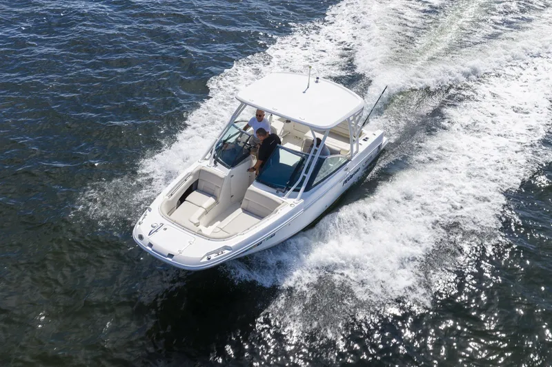 The Image of Ein weißes Motorboot fährt schnell über das Wasser, mit zwei Personen an Bord. - 1