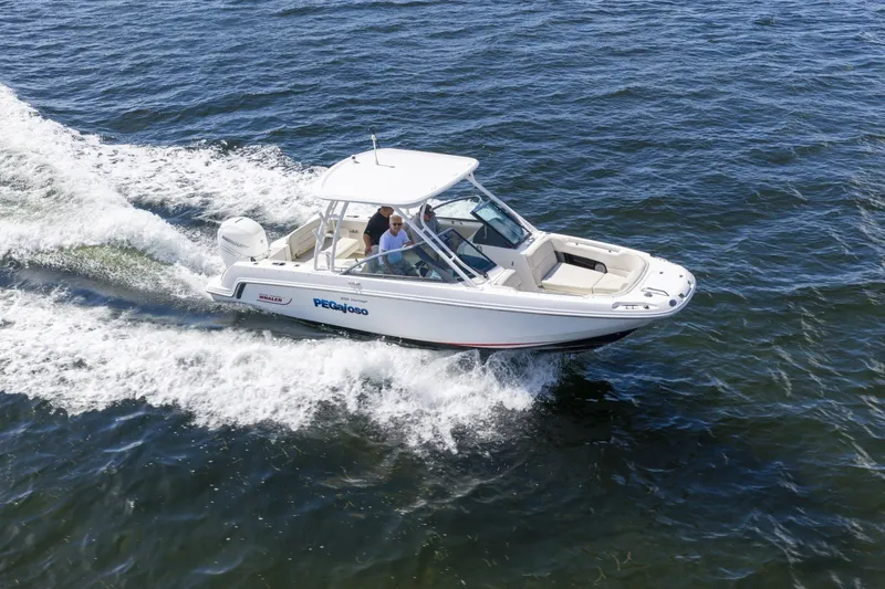 Slide: The Image of Ein Boston Whaler 230 Vantage von 2016 fährt schnell über das Wasser. - 4