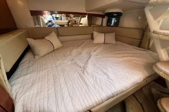Slide: The Image of Interior cabin of 2007 Sea Ray Sundancer 320 with spacious bed and pillows. - 49