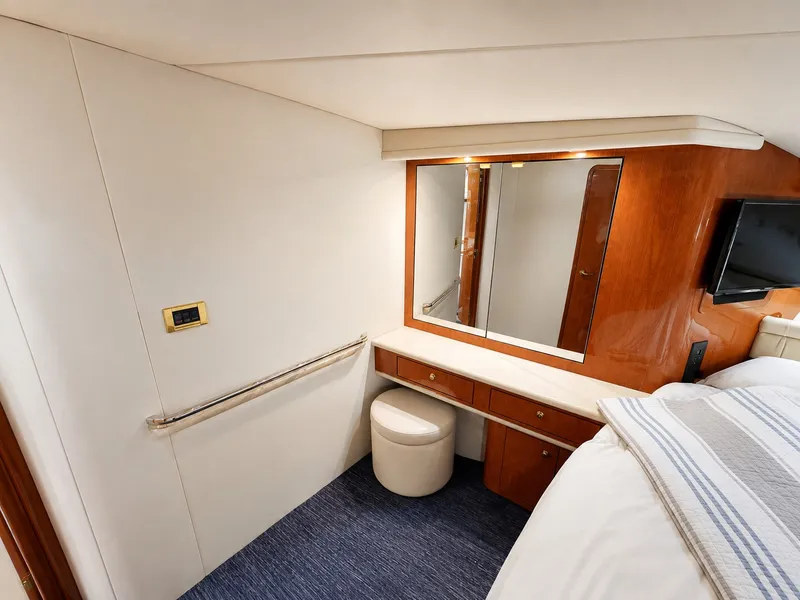 Slide: The Image of Interior of the 1999 Sea Ray 500 Sundancer with vanity, mirror, and stool. - 27