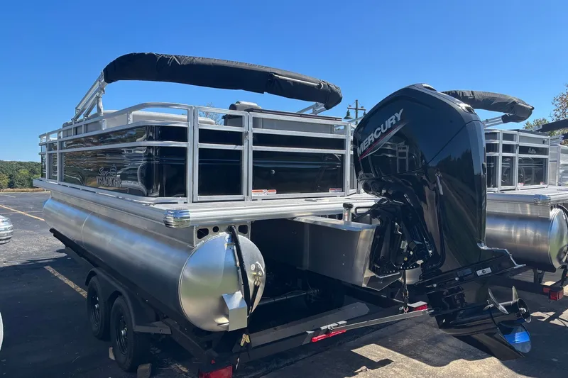 The Image of Ein Sun Tracker SportFish 20 DLX Pontonboot von 2027 mit einem Mercury-Außenbordmotor. - 0