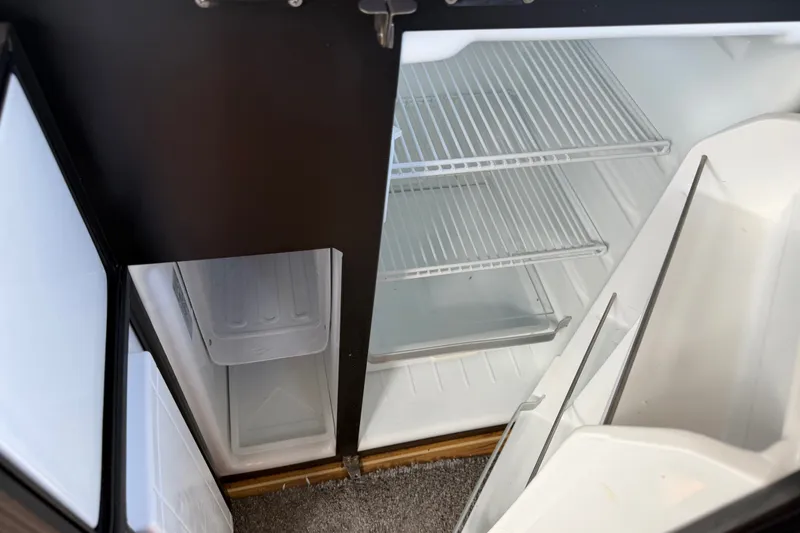 Slide: The Image of Ein geöffneter Kühlschrank mit mehreren Regalen und Fächern in einer Yachtküche. - 15