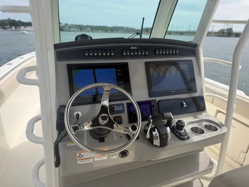 Slide: The Image of Boston Whaler 330 Outrage 2017 - 13