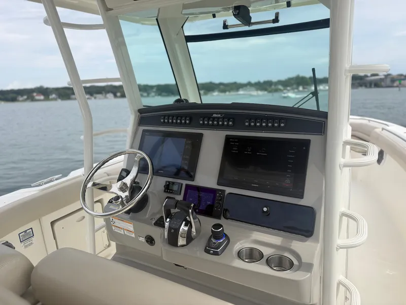 Slide: The Image of Boston Whaler 330 Outrage 2017 - 14