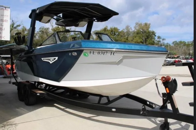 Slide: The Image of 2022 Nautique Super Air Nautique S23 op trailer, blauw-wit ontwerp. - 16