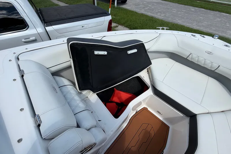 Slide: The Image of Das Bild zeigt das Cockpit eines Regal LS2 Bootes von 2022 mit weißen Polstern und Stauraum. - 23