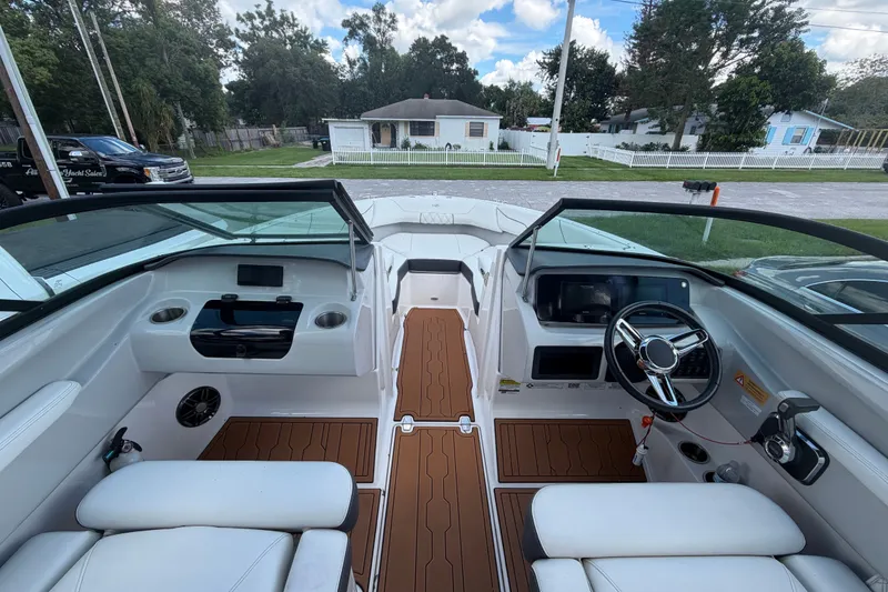 Slide: The Image of Das Bild zeigt das Cockpit eines Regal LS2 Bootes von 2022 mit weißen Sitzen und Holzboden. - 17