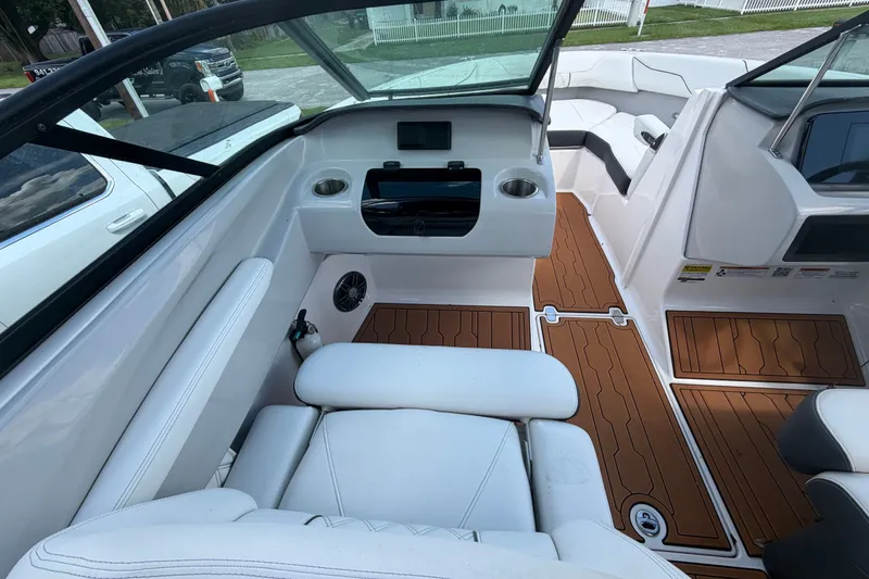 Slide: The Image of Das Bild zeigt das Cockpit eines Regal LS2 Bootes von 2022 mit weißen Sitzen und Holzboden. - 22
