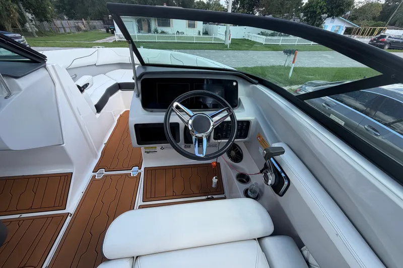 Slide: The Image of Das Bild zeigt das Cockpit eines Regal LS2 Bootes von 2022 mit modernem Lenkrad und Instrumenten. - 21