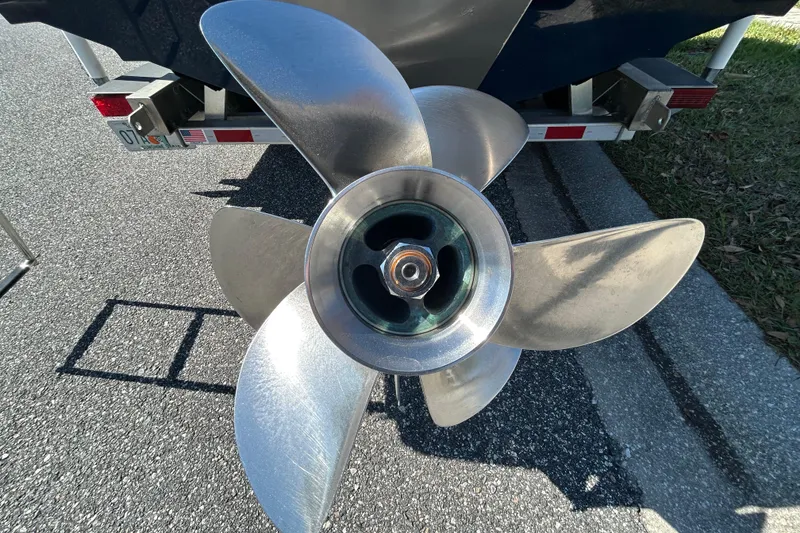Slide: The Image of Close-up van een bootpropeller, Regal LS2 2022 model. - 10