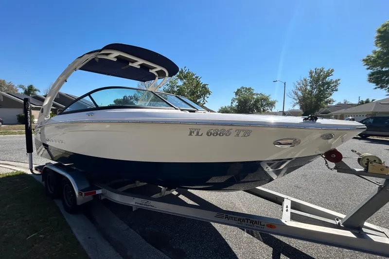 Slide: The Image of Bateau Regal LS2 2022 sur remorque par temps ensoleillé. - 14