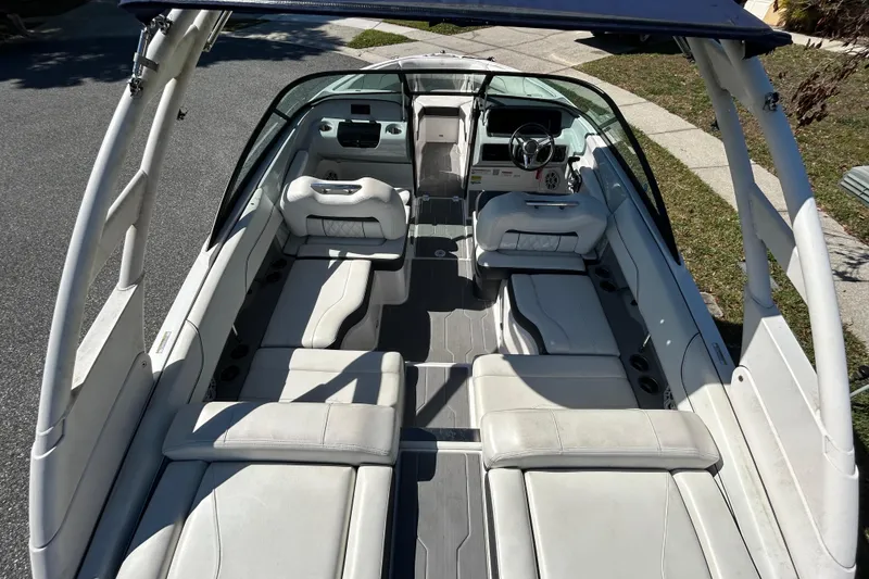 Slide: The Image of Interieur van een 2022 Regal LS2 boot met witte zitplaatsen. - 20