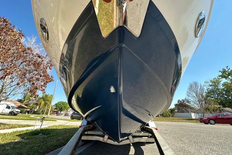 Slide: The Image of Bateau Regal LS2 2022 sur remorque, gros plan de la coque. - 17