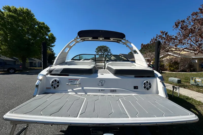 Slide: The Image of Vista trasera del barco Regal LS2 2022 con altavoces y asientos. - 6