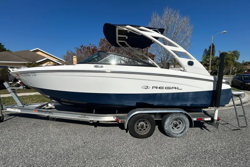 Slide: The Image of Bateau Regal LS2 2022 sur remorque, vue latérale. - 4