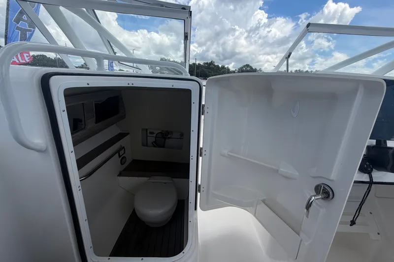 Slide: The Image of De Edgewater 248CX Crossover 2023 heeft een compacte boordtoilet met moderne voorzieningen. - 30