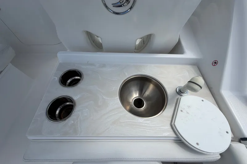 Slide: The Image of Un évier moderne avec deux porte-gobelets sur un bateau. - 20