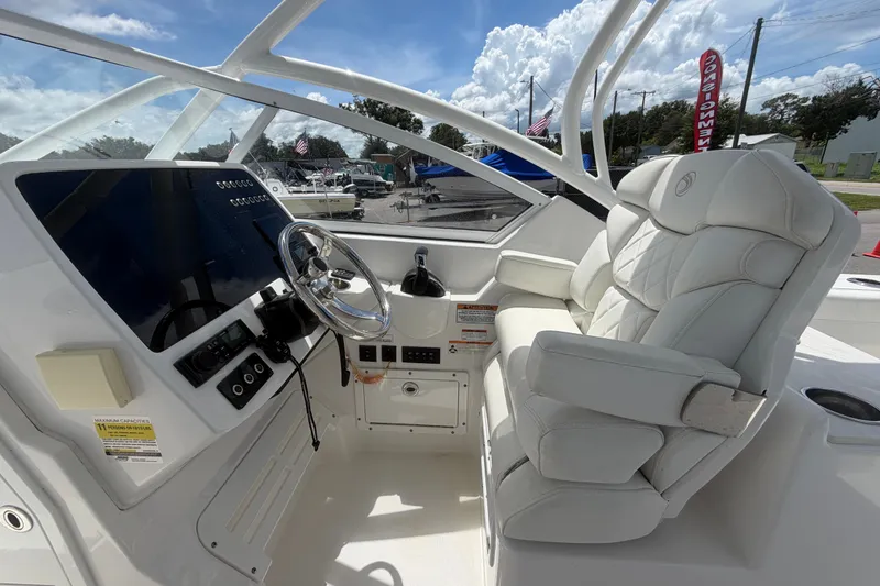 Slide: The Image of L'immagine mostra il cockpit di un Edgewater 248CX Crossover 2023 con un sedile bianco lussuoso. - 36