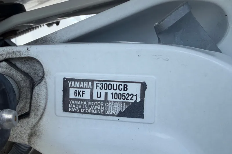 Slide: The Image of Placa del motor Yamaha F300UCB en un Edgewater 248CX Crossover 2023. - 88
