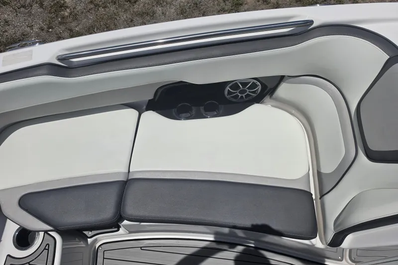 Slide: The Image of Innenraum des Yamaha Boats 252SD 2022 mit Sitzbereich und Lautsprecher. - 56