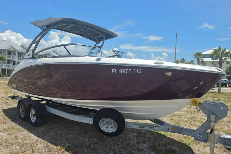 The Image of Bateau Yamaha 252SD 2022 sur remorque, vue latérale. - 0