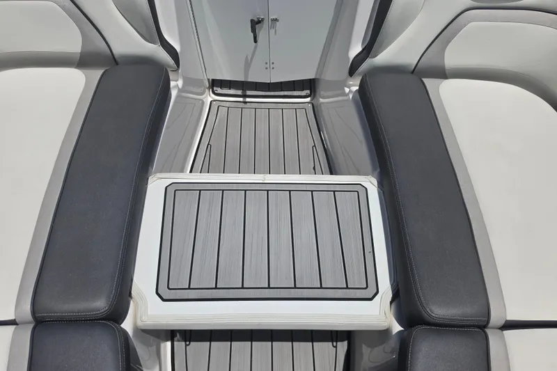 Slide: The Image of Interior del Yamaha Boats 252SD 2022 con asientos grises. - 62